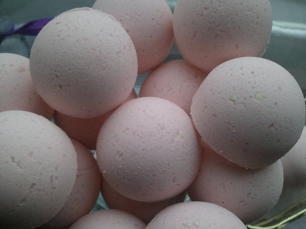 14 bath bombs 1 oz each (Strawberries & Champagne) gift bag bath fizzies, great for dry skin, shea, cocoa, 7 ultra rich oils